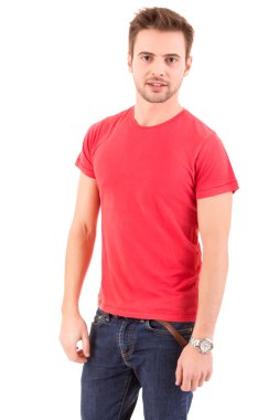 Genç yakışıklı adam poz veriyor.