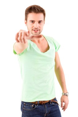 Genç yakışıklı adam poz veriyor.