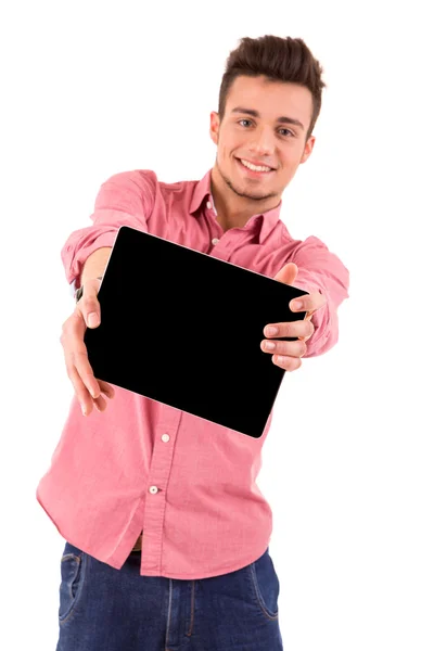 Молодой человек держит планшетный компьютер — стоковое фото