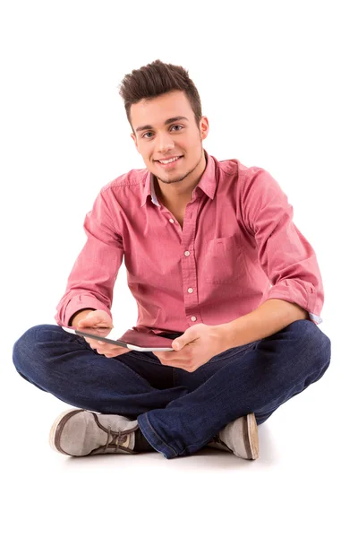 Jovem estudante feliz trabalhando com um novo computador tablet digital — Fotografia de Stock