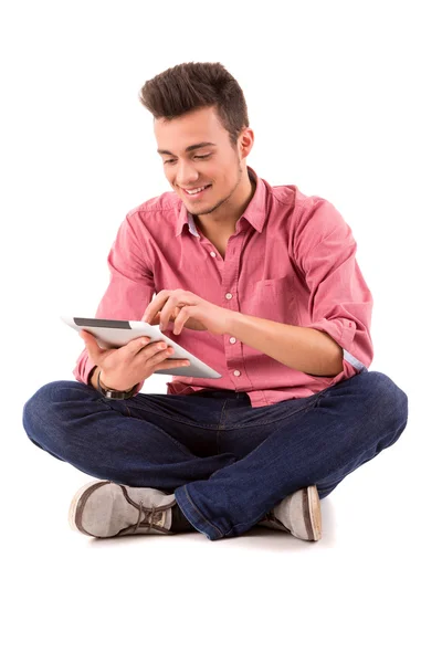 Jovem estudante feliz trabalhando com um novo computador tablet digital — Fotografia de Stock