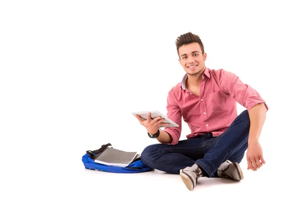 Genç mutlu öğrenci yeni dijital tablet bilgisayar ile çalışma