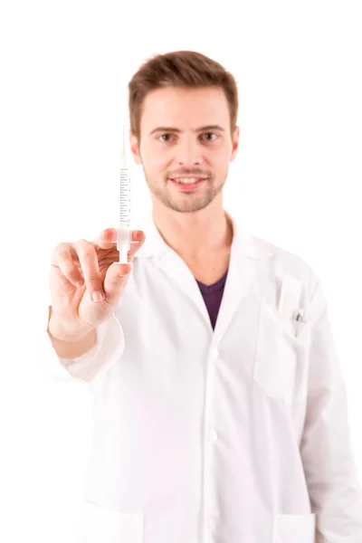 Médico jovem e bonito segurando uma seringa — Fotografia de Stock