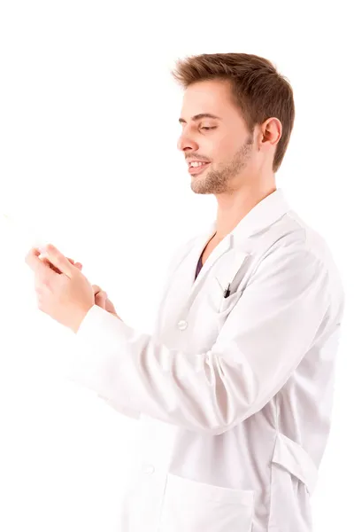 Médico jovem e bonito segurando uma seringa — Fotografia de Stock