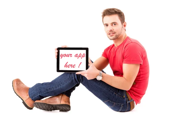 Homem jovem apresentando um computador tablet — Fotografia de Stock