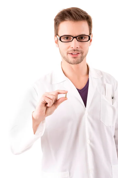 Um jovem médico segurando algumas pílulas — Fotografia de Stock