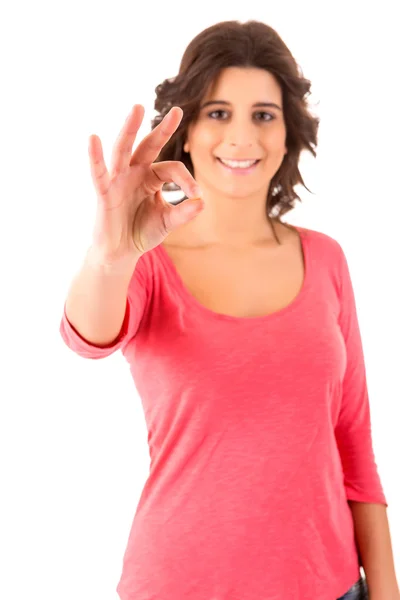 Sehr schöne junge Frau signalisiert ok — Stockfoto