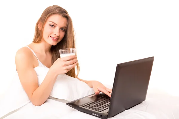 Frau im Bett — Stockfoto