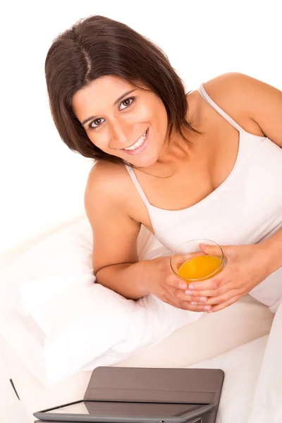 Frau im Bett — Stockfoto