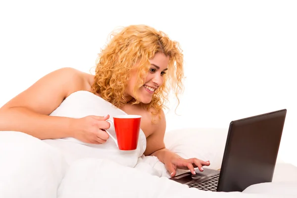 Vrouw in bed — Stockfoto