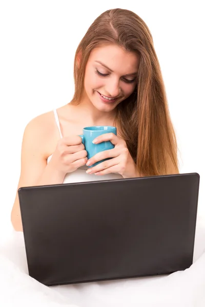 Frau im Bett — Stockfoto