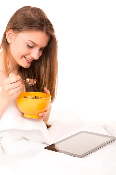 Frau im Bett — Stockfoto