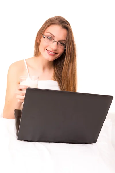 Frau im Bett — Stockfoto