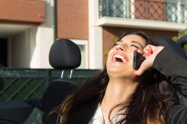 Femme d'affaires en voiture de sport — Photo