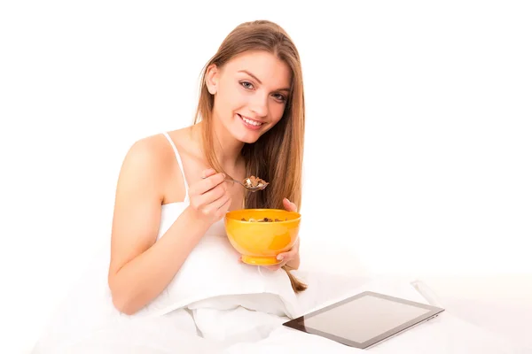 Frau im Bett — Stockfoto