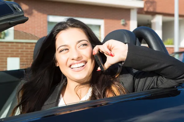 Femme d'affaires en voiture de sport — Photo