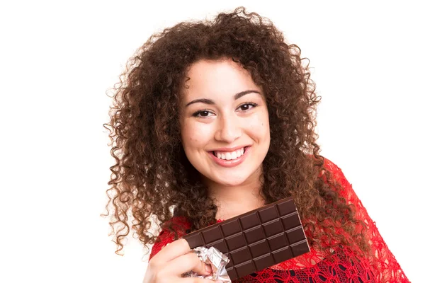 Krásná žena jíst čokoládu — ストック写真