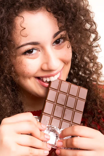 Güzel bir kadın çikolata yeme — Stok fotoğraf