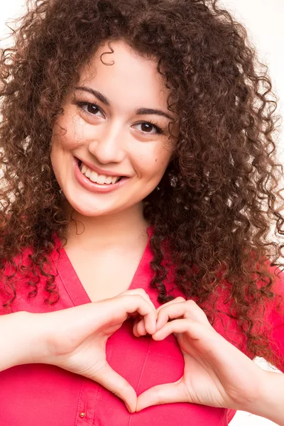 Hermosa mujer haciendo una forma de corazón — Foto de Stock