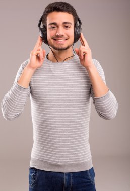 Müzik dinleyen adam.