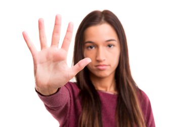 Kadın dur işareti yapıyor.