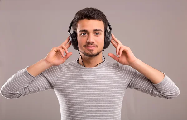 Man die naar muziek luistert — Stockfoto