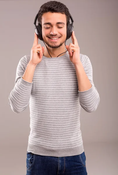 Homme écoutant de la musique — Photo