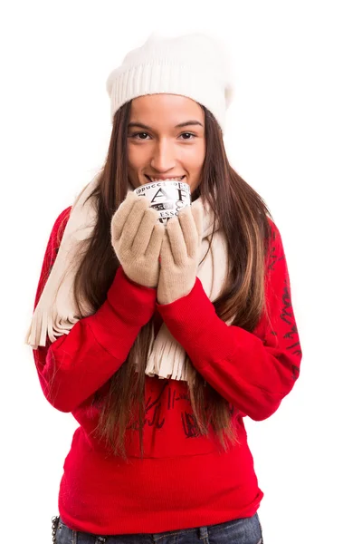 Femme tenant une tasse — Photo