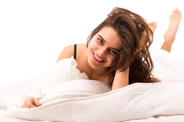 Жінка розслабляється в ліжку — стокове фото