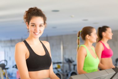 spor salonunda kadın