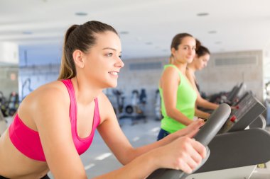 spor salonunda kadın