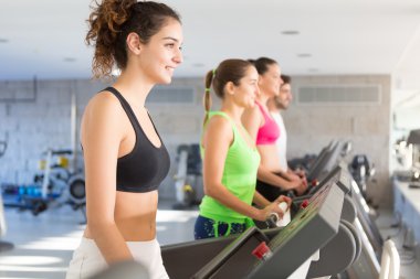 spor salonunda kadın