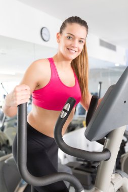 spor salonunda kadın