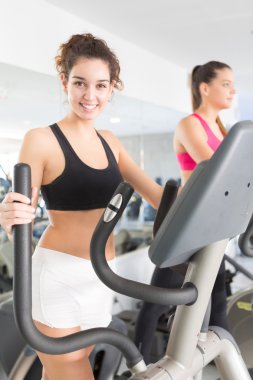 spor salonunda kadın