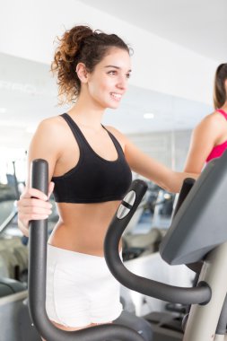 spor salonunda kadın