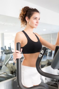 spor salonunda kadın