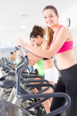 spor salonunda kadın