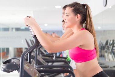 spor salonunda kadın