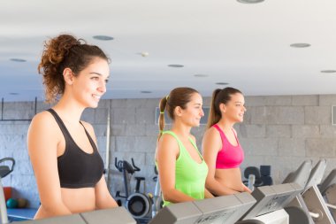 spor salonunda kadın