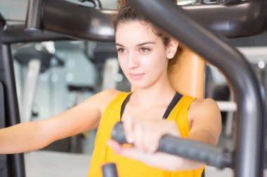 spor salonunda kadın