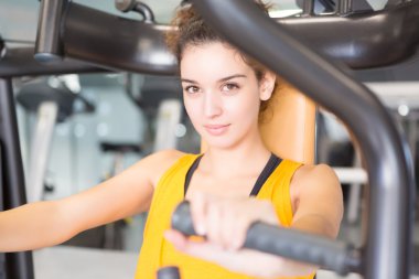 spor salonunda kadın