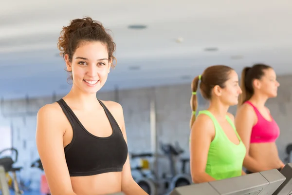 Kvinna på gymmet — Stockfoto