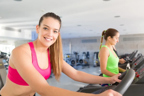 Kvinna på gymmet — Stockfoto