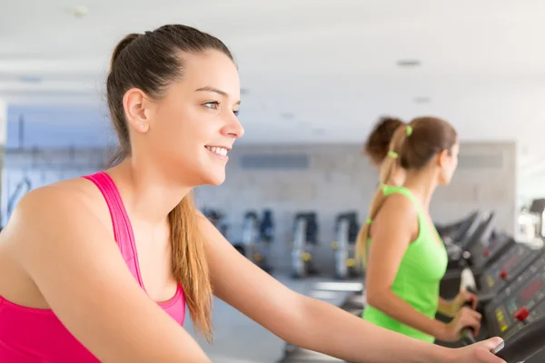 Kvinna på gymmet — Stockfoto