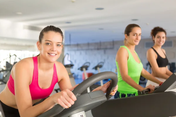 Femme au gymnase — Photo