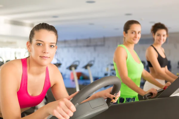 Mujer en el gimnasio — Foto de Stock