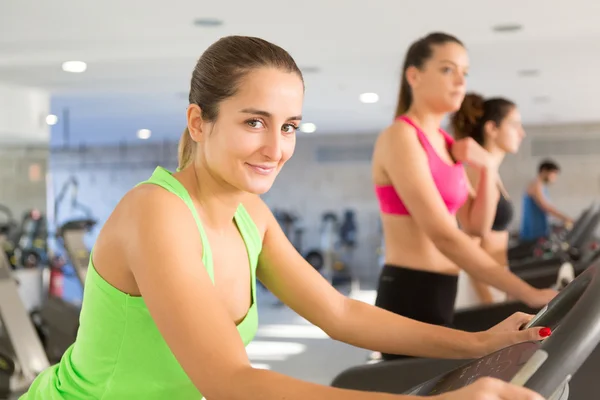 Vrouw in de sportschool — Stockfoto