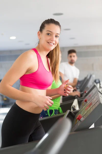 Spor salonunda kadın — Stok fotoğraf