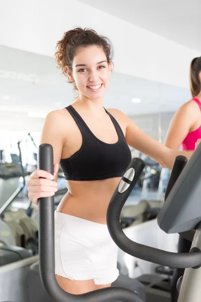 Mujer en el gimnasio — Foto de Stock