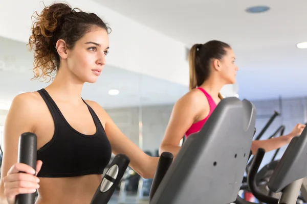 Kvinna på gymmet — Stockfoto